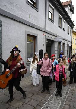 Pustni pohod razveselil ulice Ravne na Koroškem (8)